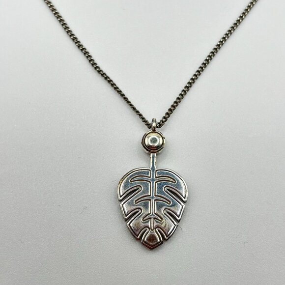 Elegant Safari Palm Leaf Pendant Necklace With Emerald Accent - Picture 4 of 6